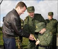 Президент России подарил Коле Лукашенко пистолет