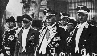 Посол Германского рейха в СССР граф Фридрих Вернер фон дер Шуленбург (в центре). 
