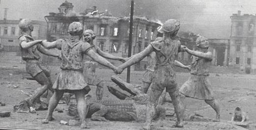 Сталинград, 1943.
"За наше счастливое детство…"